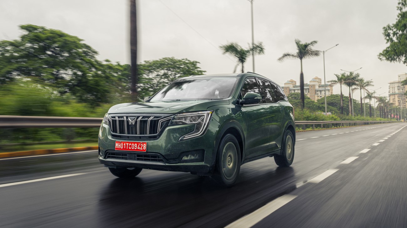 Features Mahindra-xuv700-roadjpg