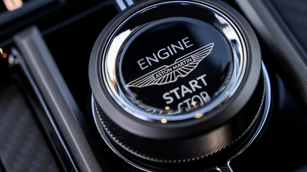Aston Martin Vantage 19 1jpg