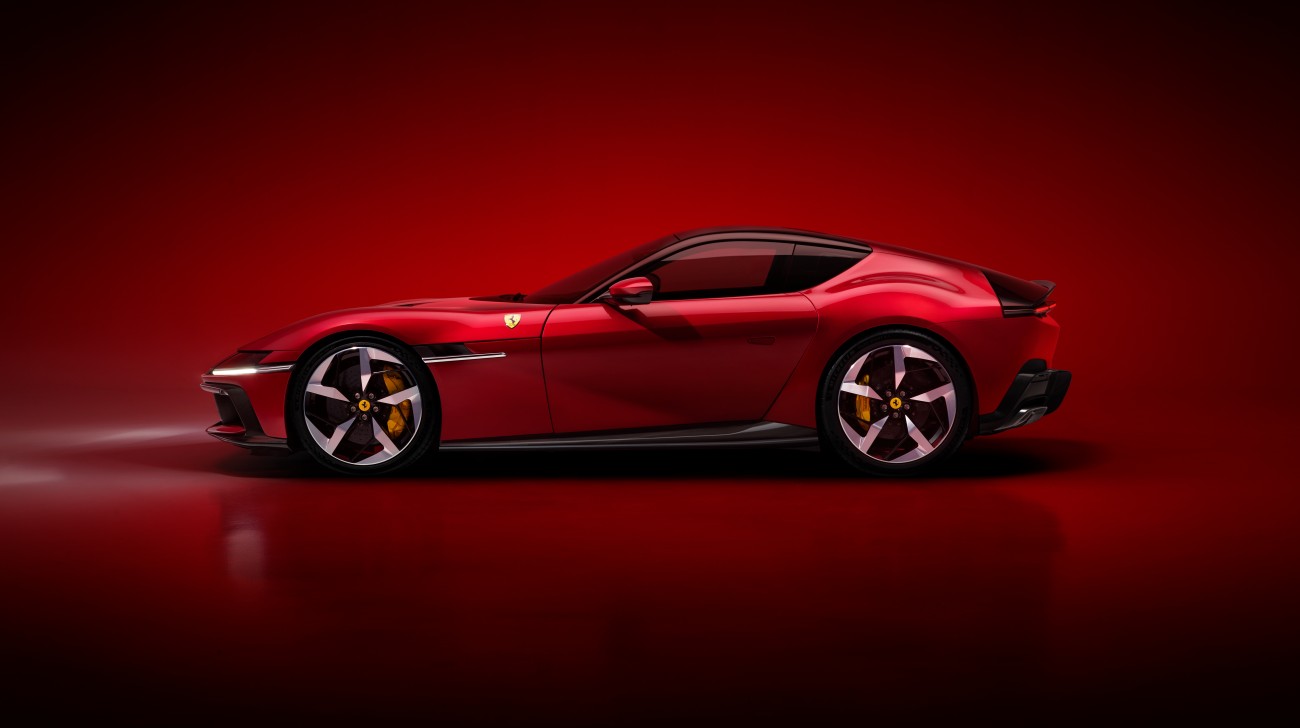 New Ferrari V12 Ext 03 Red Media 6ac483bf-d2bb-473d-9603-ce32a5498a48 1jpg